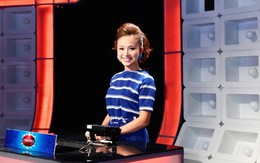 Thanh Vân Hugo diện trang phục màu xanh hải quân dẫn gameshow về biển đảo