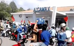 Công nhân được phát tiền để dụ dỗ đi biểu tình