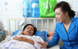 Bộ trưởng Bộ Y tế thăm mẹ thuyền trưởng đang làm nhiệm vụ trên Biển Đông