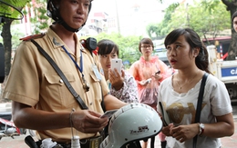 Dân ngỡ ngàng vì bị cảnh sát giao thông kiểm tra mũ bảo hiểm
