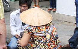 Chàng trai si tình quỳ hàng giờ giữa phố