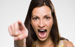 Vợ đối xử quá quắt với mẹ tôi 