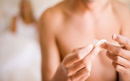 Cứ đến giờ là phải đeo... bao cao su