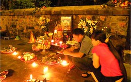 Vén màn bí ẩn "miếu vỉa hè" hút người cúng lễ