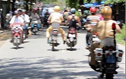 CSGT đẩy xe bằng chân giữa đường