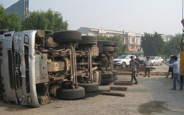 Xe tải lật nhào, hai mẹ con chết thảm