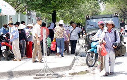 Vợ chồng bà bầu hỗn chiến trước cổng bệnh viện