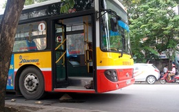 Cụ bà bị cuốn vào gầm xe buýt 