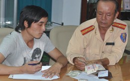 Hai cảnh sát giao thông không tham của rơi