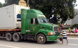 Người đàn ông chặn đầu ôtô xin tiền