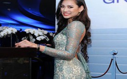 Diện váy ren gợi cảm như Vương Thu Phương
