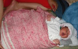 Bé gái sơ sinh bị bỏ rơi cùng "thư cảm tạ"