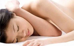 2 giờ sáng, mò vào phòng quay khách nữ đang ngủ