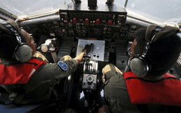 Máy bay Malaysia mất tích: Thân nhân hành khách phẫn nộ, giới chức bị "bủa vây"
