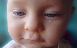 Mẹ nhẫn tâm vứt con mới sinh xuống sông