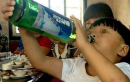 Sốc với bé trai 2 tuổi uống rượu bia thay sữa