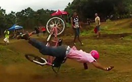 Những màn nghịch dại khiến khổ chủ méo miệng vì đau