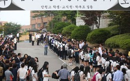 Học sinh sống sót sau vụ chìm phà Sewol trở lại trường học