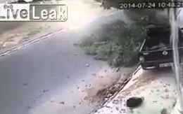Suýt mất mạng vì ngồi hóng gió trên vỉa hè
