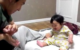 Cười ra nước mắt với clip bố và em bé chơi trò tung chưởng 