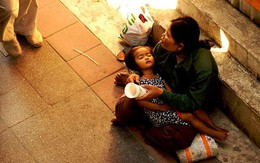 Sự thật kinh hoàng về những đứa trẻ ăn xin luôn ngủ trên tay mẹ