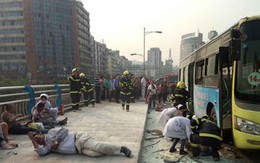 Châm lửa đốt xe bus chở 80 người để... nổi danh