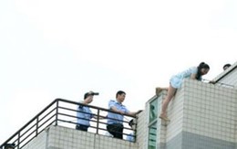 Học sinh cổ vũ cô gái nhảy lầu tự tử