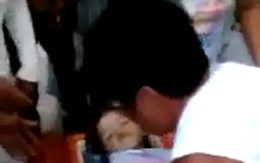 Video bé gái 3 tuổi đột nhiên sống lại trong tang lễ