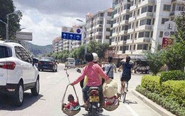 Bức ảnh mẹ gánh con đi xe máy khiến người xem thót tim