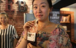 Quán cafe phục vụ đồ uống trong túi đựng máu