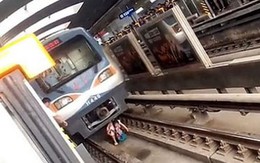 Ngã xuống đường ray tàu điện ngầm, thai phụ thoát chết trong gang tấc