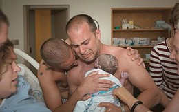 Khoảnh khắc thiêng liêng cặp vợ chồng đồng tính nam chào đón con đầu lòng