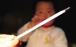 Ép mẹ uống thủy ngân vì không cho tiền và giấu xác dưới chăn