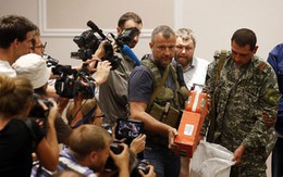 Video cận cảnh hộp đen MH17 được trao lại cho Malaysia