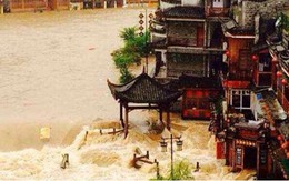 Thị trấn cổ nổi tiếng của Trung Quốc chìm trong biển nước do mưa lớn