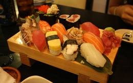Cách làm sushi tôm và cá hồi ngon hảo hạng tại nhà