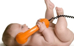 Cười vỡ bụng với bé trai cuống cuồng nghe điện thoại khi thấy chuông reo