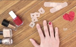 Vẽ móng tay trái tim đơn giản với băng keo cá nhân