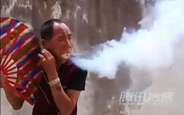 Sốc với dị nhân Trung Quốc ngậm mùn cưa thổi ra lửa