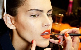 Làm sáng da xỉn màu với tone cam nữ tính