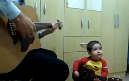Tròn mắt với cậu bé 2 tuổi đệm đàn và hát cùng bố như ca sĩ