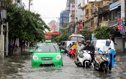 Mưa lớn, nhiều tuyến đường thành sông