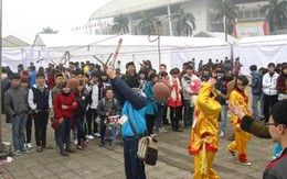 Đi hiến máu, say mê với trò chơi dân gian