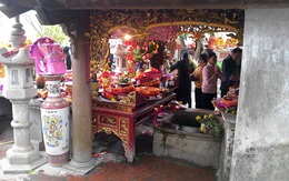 Cận cảnh đông đảo người xin nước thánh ở Đền Và