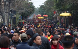 Lễ hội Đền Và: Hàng nghìn người chen chúc “chui” qua kiệu Thánh 