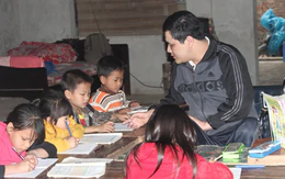 Bất chấp đề xuất bỏ luyện viết chữ đẹp, thầy giáo tật nguyền rèn học sinh viết đẹp bằng... miệng