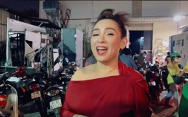 Clip quay lén thái độ của cố ca sĩ Phi Nhung với túi quà "rẻ bèo" được tặng sau đêm diễn khiến người hâm mộ xót xa