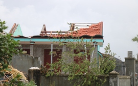 Người phụ nữ kể lại khoảnh khắc mái nhà bị cuốn bay, vợ chồng ôm con trú bão trong tủ