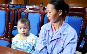 Hình ảnh mới của bé trai dân tộc Nùng bị lở loét, mọc mụn mủ toàn thân