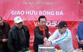 Bất chấp thời tiết giá lạnh, CLB nghệ sỹ V- Stars đá bóng gây quỹ từ thiện cho người đàn ông bị khối u xơ khổng lồ